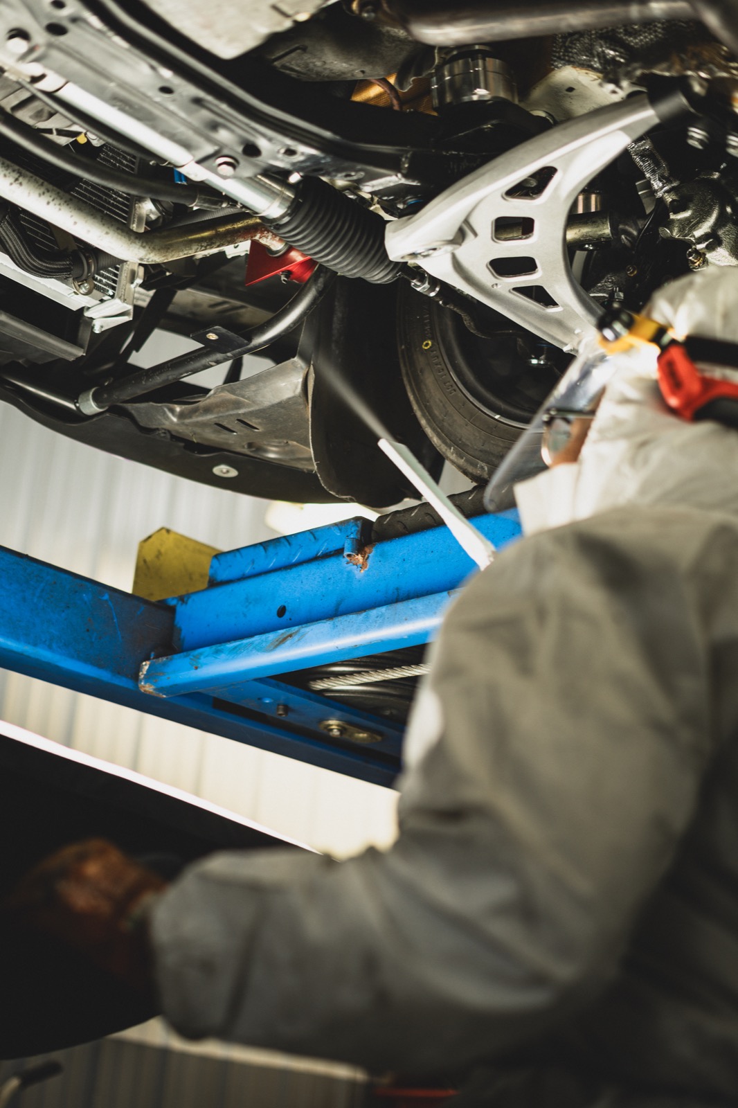 Clean suspension components after dry ice blasting